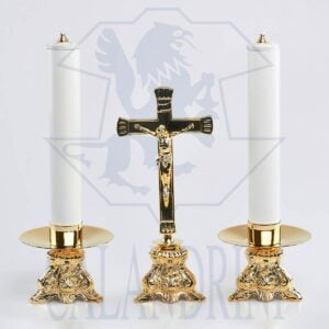 Candeliere in fusione barocco ricco, piatto 12 cm., bossolo 4 cm. h. 9 cm. al piatto