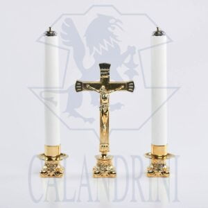 Candeliere fusione 4 piedi 5x3,5 cm., piatto 8 cm., bossolo 3,2 cm.